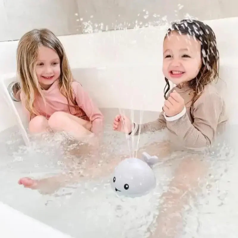 crianças na banheira com Brinquedo Banho Interativo Para Bebê Luzes e Jatos D'água Baby Whale