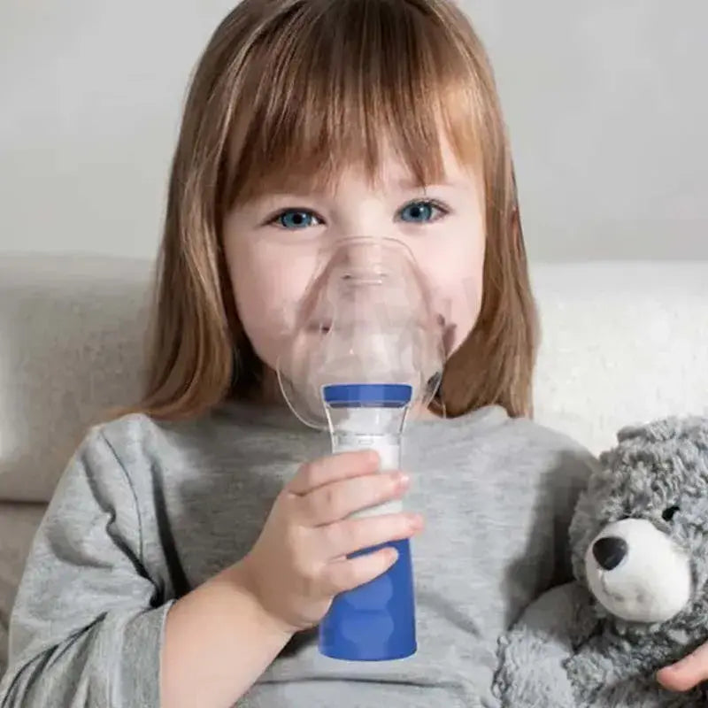 criança usando o Inalador Nebulizador Portátil Silencioso Adulto e Infantil NebulaTech