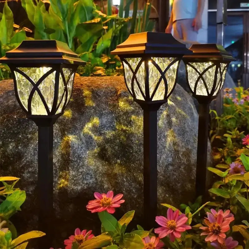 Lâmpada externa iluminando um jardim à noite