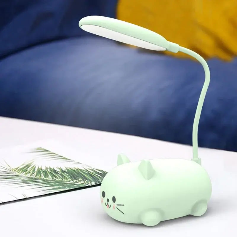 Luminária Abajur De Mesa Led Usb Portátil Mini Gato iluminando um livro