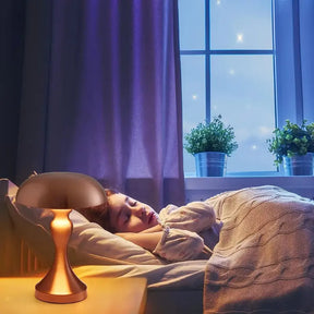 Luminária LED Abajur de Mesa Recarregável 3 Cores - SimpleTouch sendo usado dentro do quarto a noite