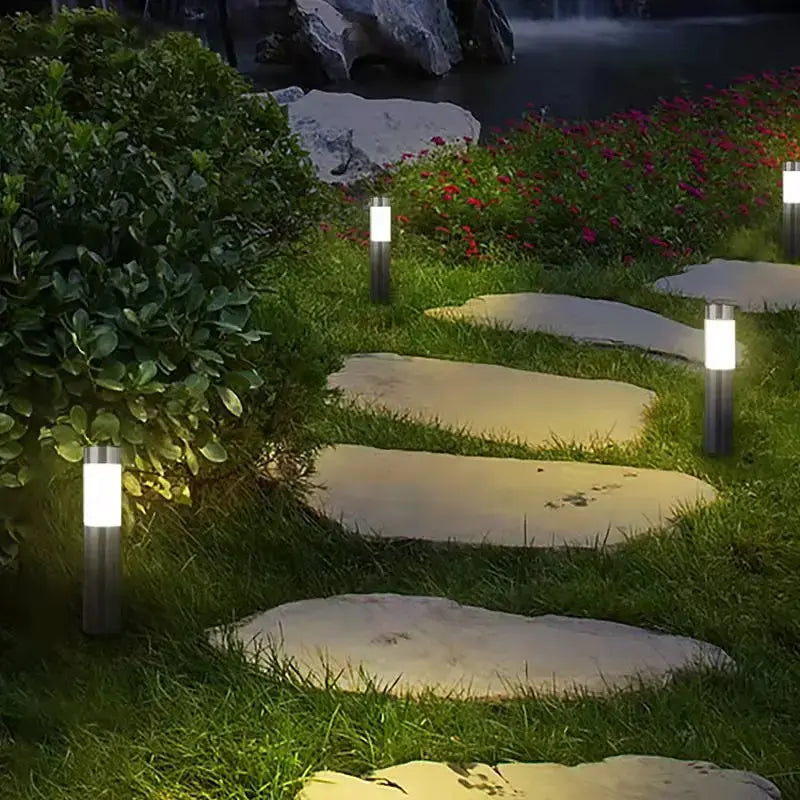 Luminária LED Solar Externa À Prova D'água GardenShine iluminando o jardim de uma casa