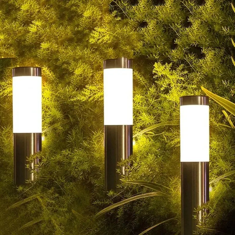 Luminária LED Solar Externa À Prova D'água GardenShine iluminando plantas de uma casa