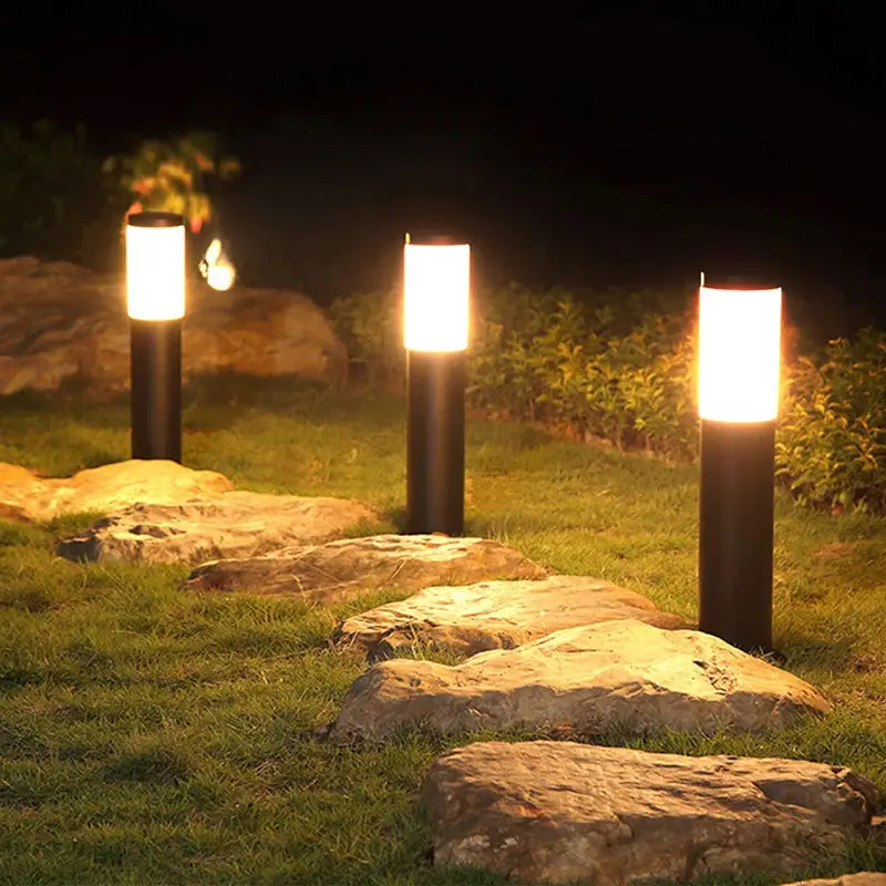 Luminária LED Solar Externa À Prova D'água GardenShine sendo usado à noite no jardim