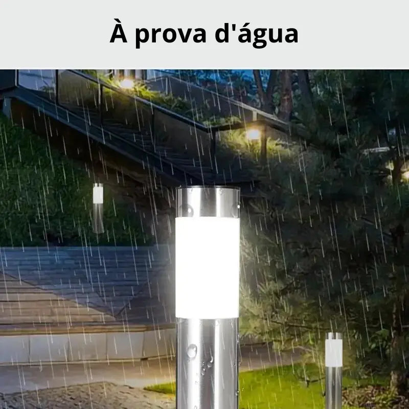 Luminária LED Solar Externa À Prova D'água GardenShine funcionando perfeitamente na chuva em um jardim